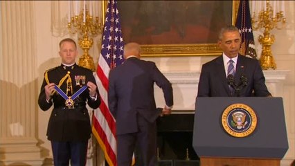 Biden llora al recibir por sorpresa la Medalla de la Libertad