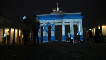 La bandera de Israel ilumina la puerta de Brandenburgo de Berlín