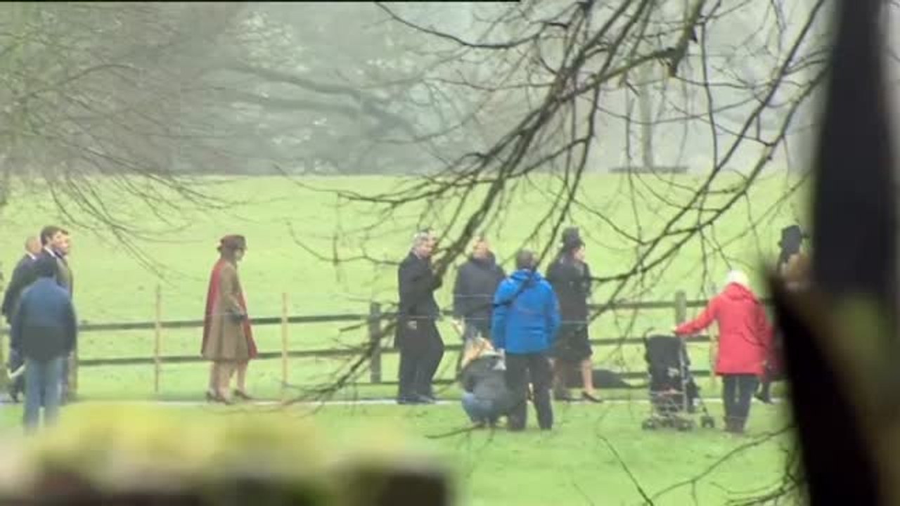 Isabel II reaparece en público tras dos semanas ausente por un resfriado