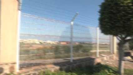 Un menor inmigrante se cuela en las bodegas de un avión.