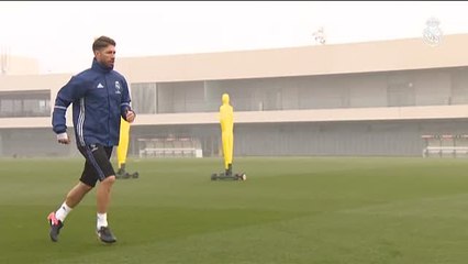 El Real Madrid se ejercita bajo una intensa niebla pensando ya en la Liga