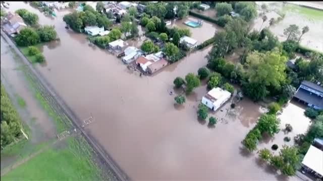 Evacuadas unas 500 personas por las inundaciones en Santa Fe (Argentina)