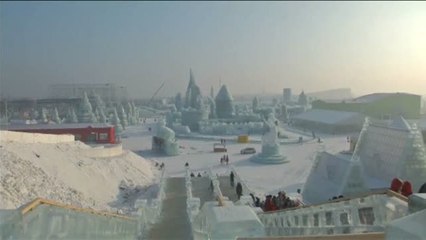 Hielo, luces y espectáculo dan lugar a una gélida ciudad en China