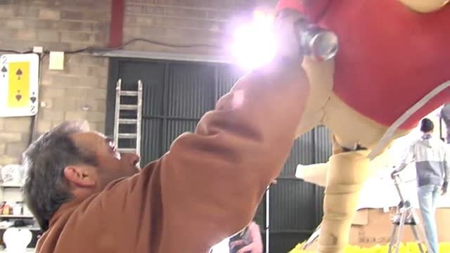 En Sevilla llevan la ilusión a los mas pequeños en carrozas de material reciclado