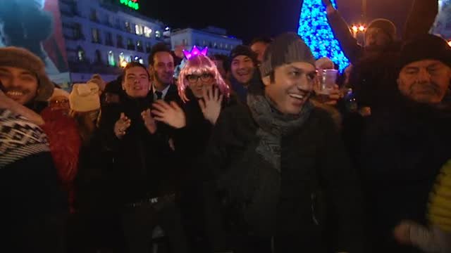 La Puerta del Sol de Madrid congrega a miles de personas para comerse las uvas