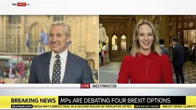 Kritik oylama öncesinde çıplak protesto