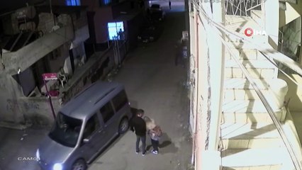 Genç kadın yürürken neye uğradığını şaşırdı... Kapkaç anı kameralara böyle yansıdı