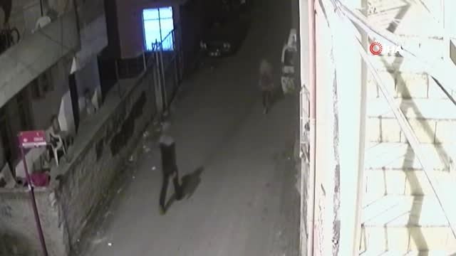 Genç Kadın Yürürken Neye Uğradığını Şaşırdı... Kapkaç Anı Kameralara Böyle Yansıdı