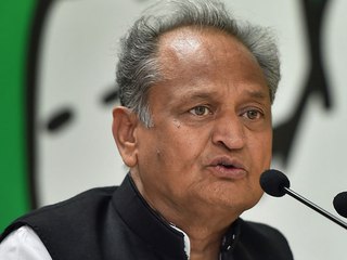 നെട്ടോട്ടമോടി ബിജെപിയും കോണ്‍ഗ്രസും | Oneindia Malayalam