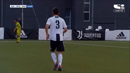 Juventus U19 player Mamadou Kaly Sene takes a hilarious corner kick!