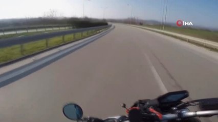 Virajı Alamayan Motosiklet Sürücüsü Bariyerlere Böyle Çarptı