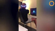 Cet homme joue pour la première fois à un jeu vidéo en réalité virtuelle !