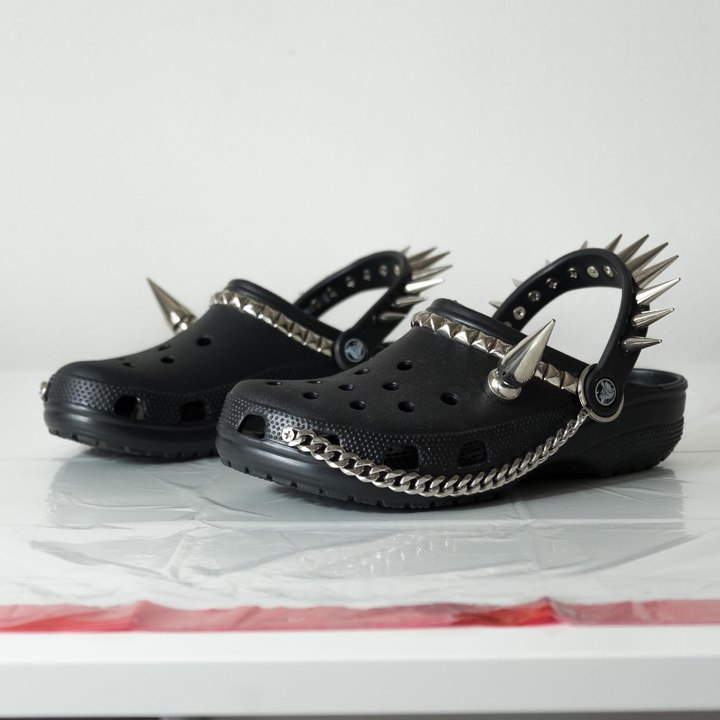 Voici les Goth Crocs : les nouvelles crocs avec des pointes et des chaînes !