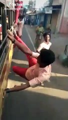 பஸ்ஸில் தொங்கி கொண்டு சாகசம்! செய்யும் மாணவர்கள்- வீடியோ