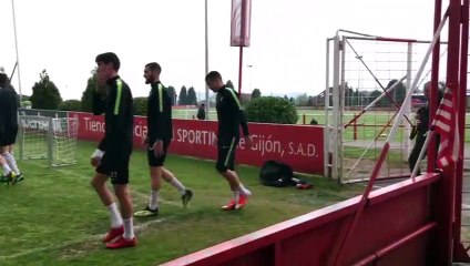 Entrenamiento del Sporting con Foto de la Plantilla por el Día del Autismo