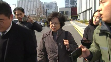 김은경 전 장관, 5시간 검찰 조사 마치고 귀가 / YTN