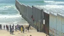 شاهد: عشرات المهاجرين يتسلقون السياج الحدودي بين المكسيك والولايات المتحدة