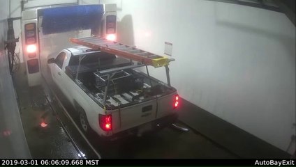 Il oublie d'enlever l'échelle sur le toit de sa voiture à la station de lavage