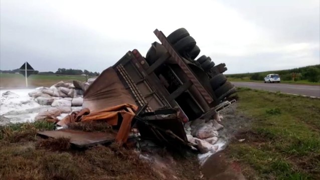 Carreta carregada com cal tomba na BR-467