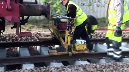 Sci-Fi Vía Férrea Imposición De La Máquina De Reemplazar Los Rieles Y Durmientes