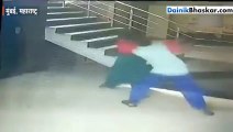 Video: लिफ्ट में घुसने से ठीक पहले महिला के साथ सनकी शख्स ने की ये हरकत