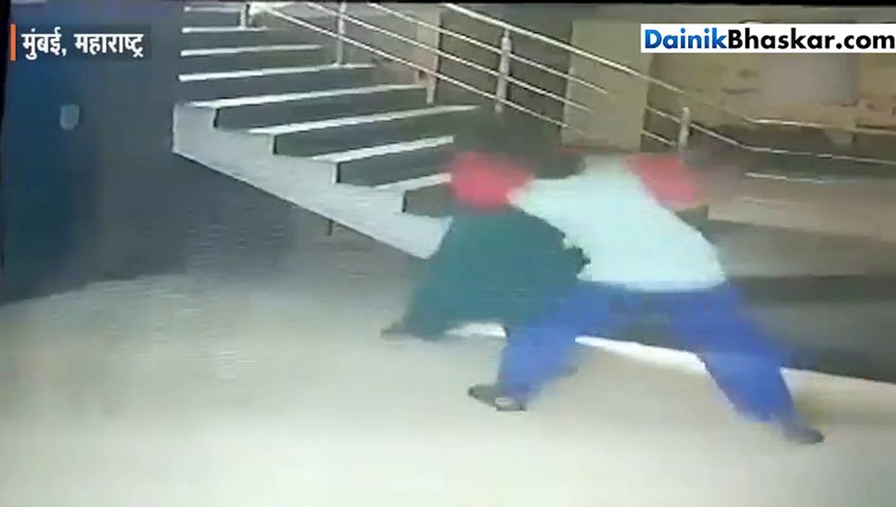 Video: लिफ्ट में घुसने से ठीक पहले महिला के साथ सनकी शख्स ने की ये हरकत