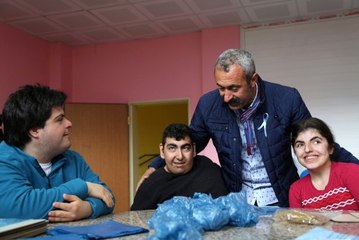 Komünist Başkan Maçoğlu, İlk Ziyaretini Otizmli Bireylere Yaptı