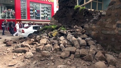 Otomobil çöken duvarın altında kaldı - ŞANLIURFA