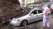 Şanlıurfa Otomobil, Çöken Duvarın Altında Kaldı