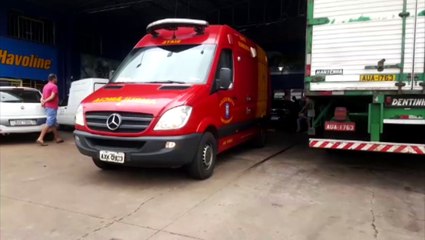 Mulher é prensada por carro contra parede no Maria Luíza