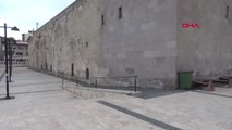 Sivas Tarihi Medrese Duvarları 'Sprey Boya' İşgali Altında