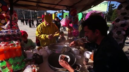 "الرجل الأصفر" علامة فارقة في مدينة حلب منذ 36 عاماً