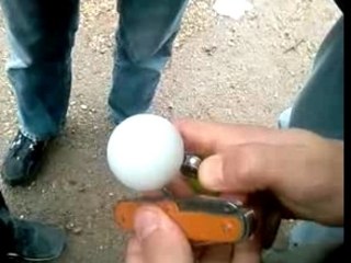 Une balle de ping-pong ça brule bien