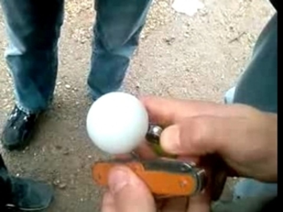 Une balle de ping-pong ça brule bien