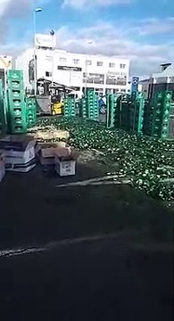 Miles de cervezas esparcidas tras el vuelco de un camión en Gran Canaria