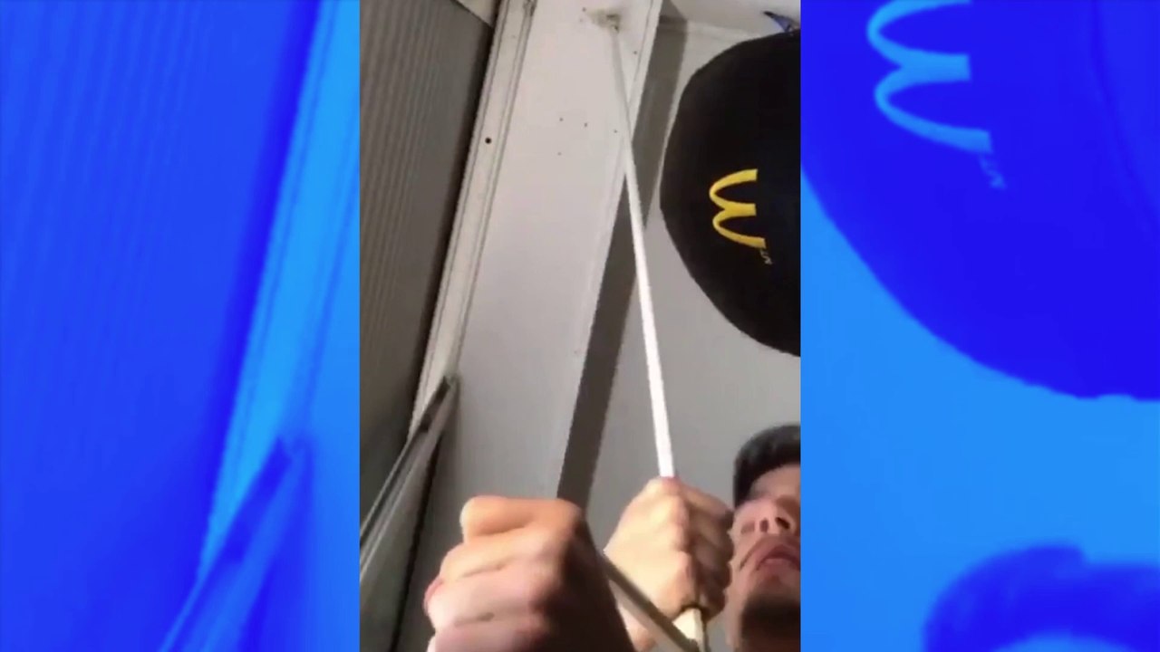 La vidéo de ce jeune homme qui fait de la musique avec son store cassé fait le tour du web !