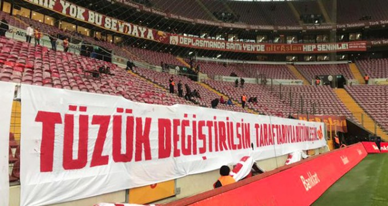 Türk Telekom Stadında Galatasaraylı Taraftarların Açtığı Pankartlar Dikkat Çekti