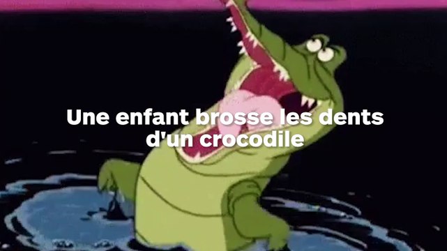Une fillette prend son bain avec un crocodile et lui brosse les dents !