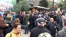 Korkutan görüntüler!   Üsküdar’da İlçe Seçim Kurulu önünde kavga! Polis ateş açtı
