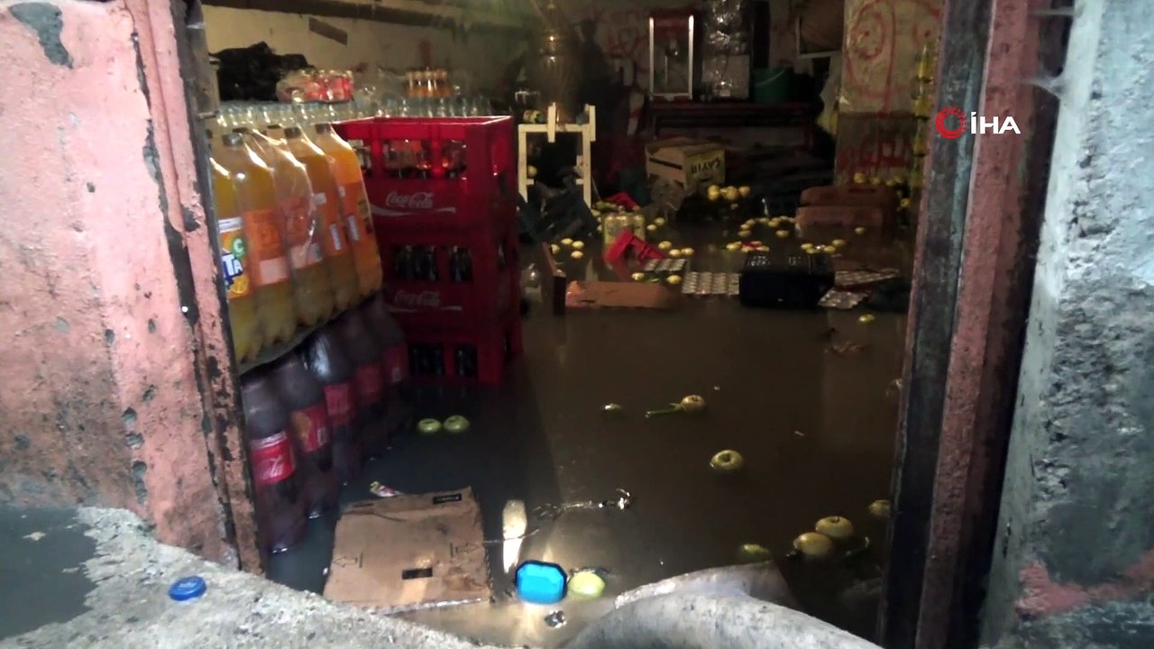 Diyarbakır’da sağanak yağış...Ev ve iş yerlerini su bastı