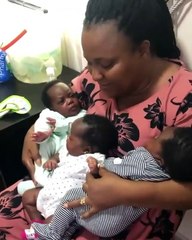 Une jeune maman chante pour ses bébés triplés. Trop mignon !