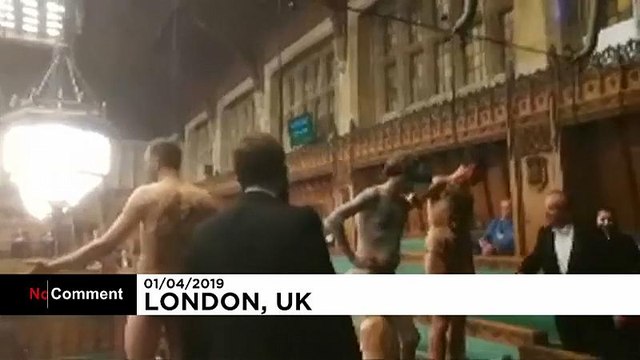 Ativistas despem-se no Parlamento de Londres