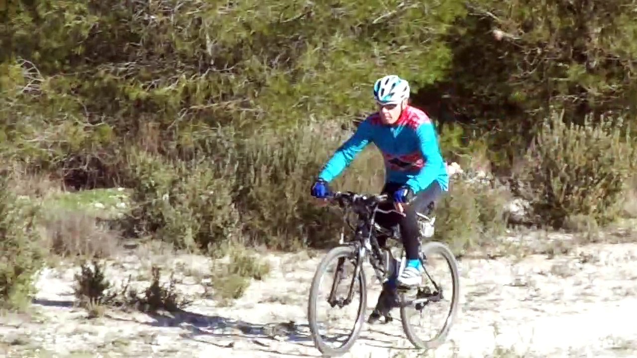 Con esta bicicleta usas también tus brazos para impulsar la rueda trasera