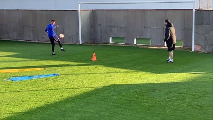 Coquelin entrena en la jaula al margen del grupo