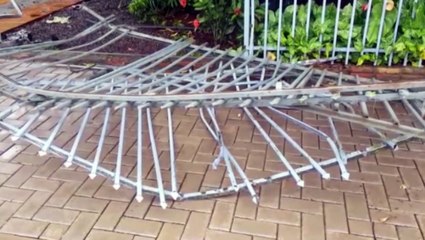 Fiesta quase entra em residência após colisão no Guarujá