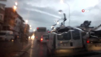 Aniden Bastıran Dolu Caddeleri Göle Çevirdi, Sürücüler Zor Anlar Yaşadı