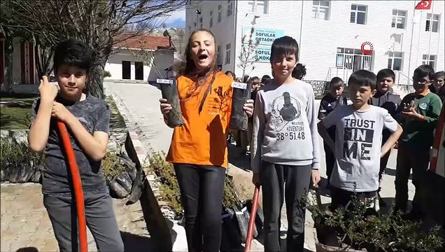 Öğrenciler ve öğretmenler kapı kapı gezerek fidan dağıttı