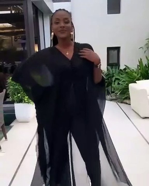 Halima Gadji dans une tenue transparente qui de...