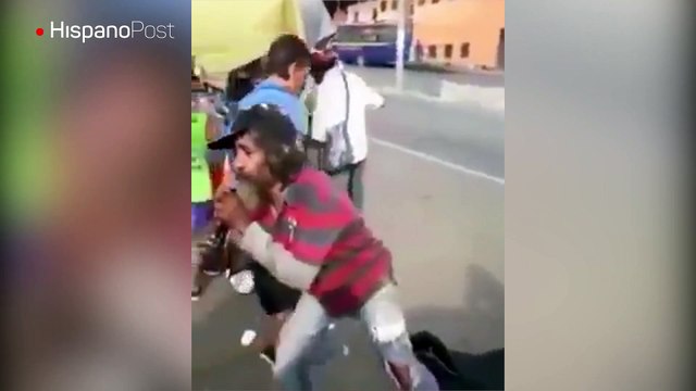 Mendigo colombiano canta una canción portando un arma de fuego