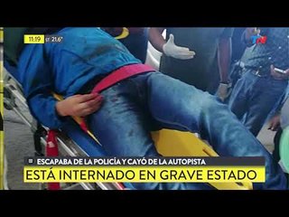 Escapaba de la policía y cayó de la autopista